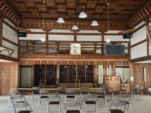 建築士が見る芸備教会①　柱のないお広前と格天井